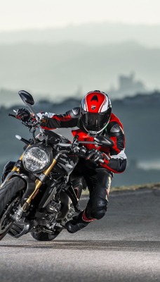 Ducati Monster 1200 поворот
