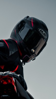 мотоциклист шлем черный