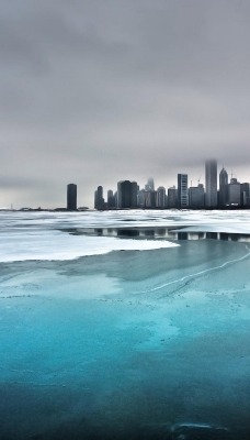 Вода у города