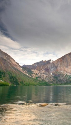 Отражение гор в воде