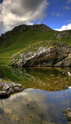 Отражение гор в горном озере