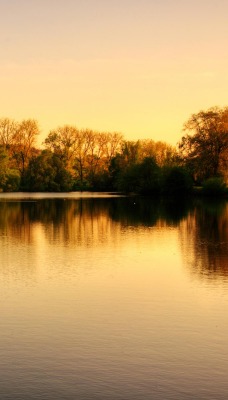 Озеро в осень на закате