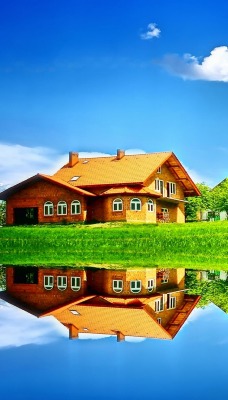 Яркие красики домика у озера