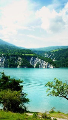 Синее озеро в горах