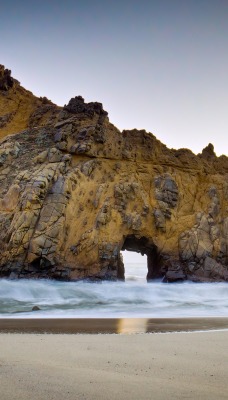 Скала с аркой в море