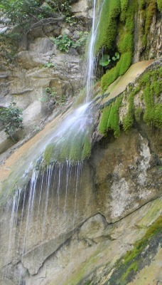 Маленький водопад на скале