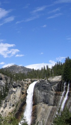 Обтесанная скала и водопад