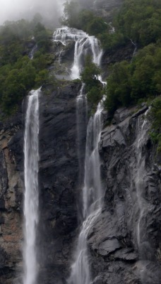 Водопады на скале
