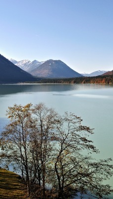 Озеро у подножья гор