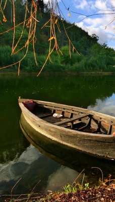 Деревянная лодка у берега