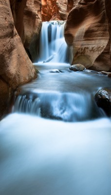 Вода в песчаных скалах