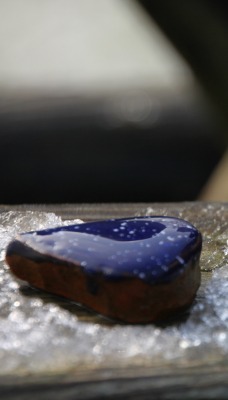 Синие камни с каплями воды