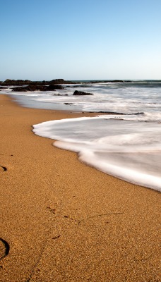 Следы на песке по берегу