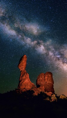 Камни на фоне звезд млечного пути