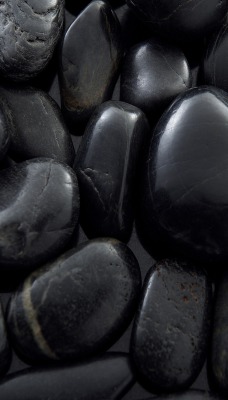 Гладкие черные камни