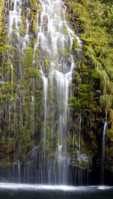 струящийся водопад