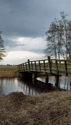 деревянный мост над речкой