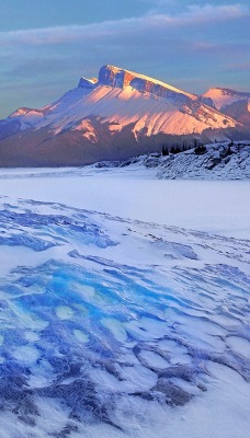 заснеженные горы на закате