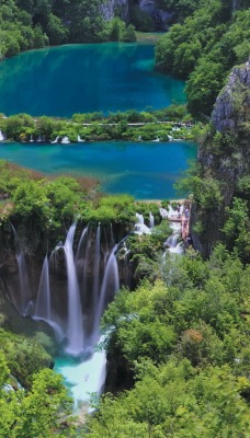 Водопады, синее озеро