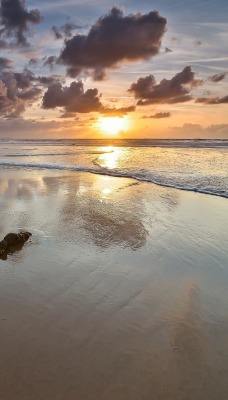 закат солнца на морском пляже