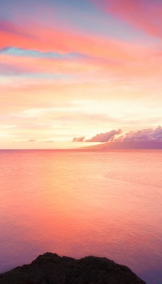 розовый закат небо скалы. море