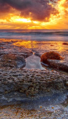 Берег вода камни закат