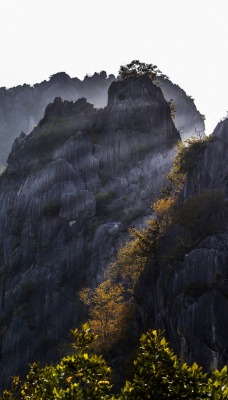 Скалы горы лучи