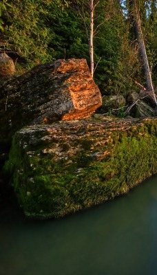 Камни озеро мох