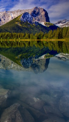 Отражение горы озеро