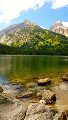 природа горы озеро деревья камни