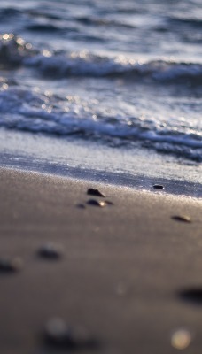 берег песок камушки