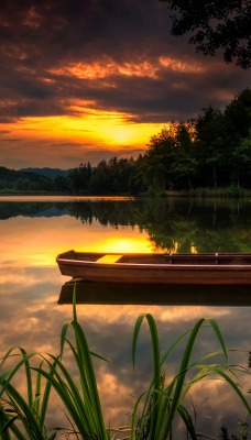 Закат озеро лодка лес