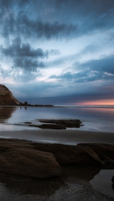 гора камни берег песок море небо