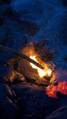 палка огонь искры камни лава