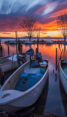 лодки озеро закат небо деревья