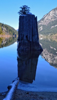 скала озеро горное озеро отражение