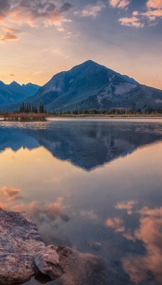 горы озеро отражение в воде небо