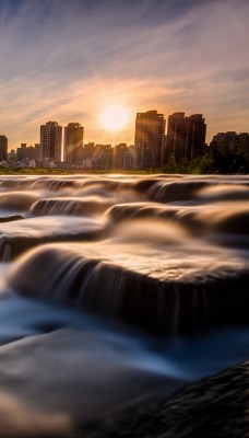 водопад город река камни