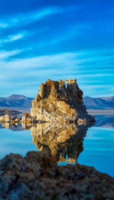 скалы водоем