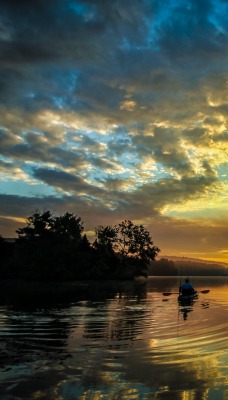 закат озеро лес лодка