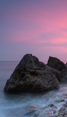 закат море камни галька берег