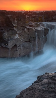 водопад скалы закат камни