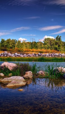 камни река вода небо