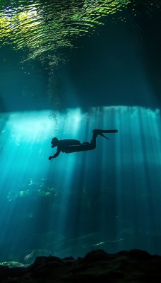 аквалангист лучи пещера под водой