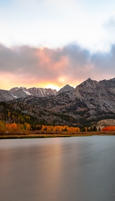 горы озеро осень на закате