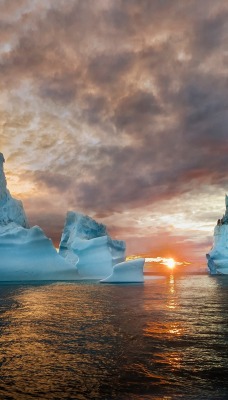 айсберг на закате море горизонт