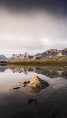 озеро горы отражение пустырь