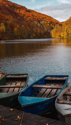 лодки река осень холмы ущелье