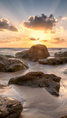 камни берег море на закате песок