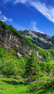 ущелье горы зелень скалы ясный день